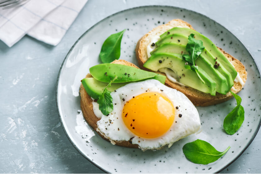sendwich-with-eggs-and-avocado