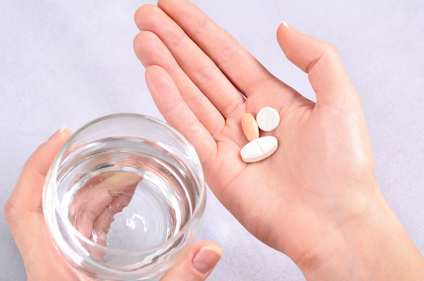 woman-takes-pills