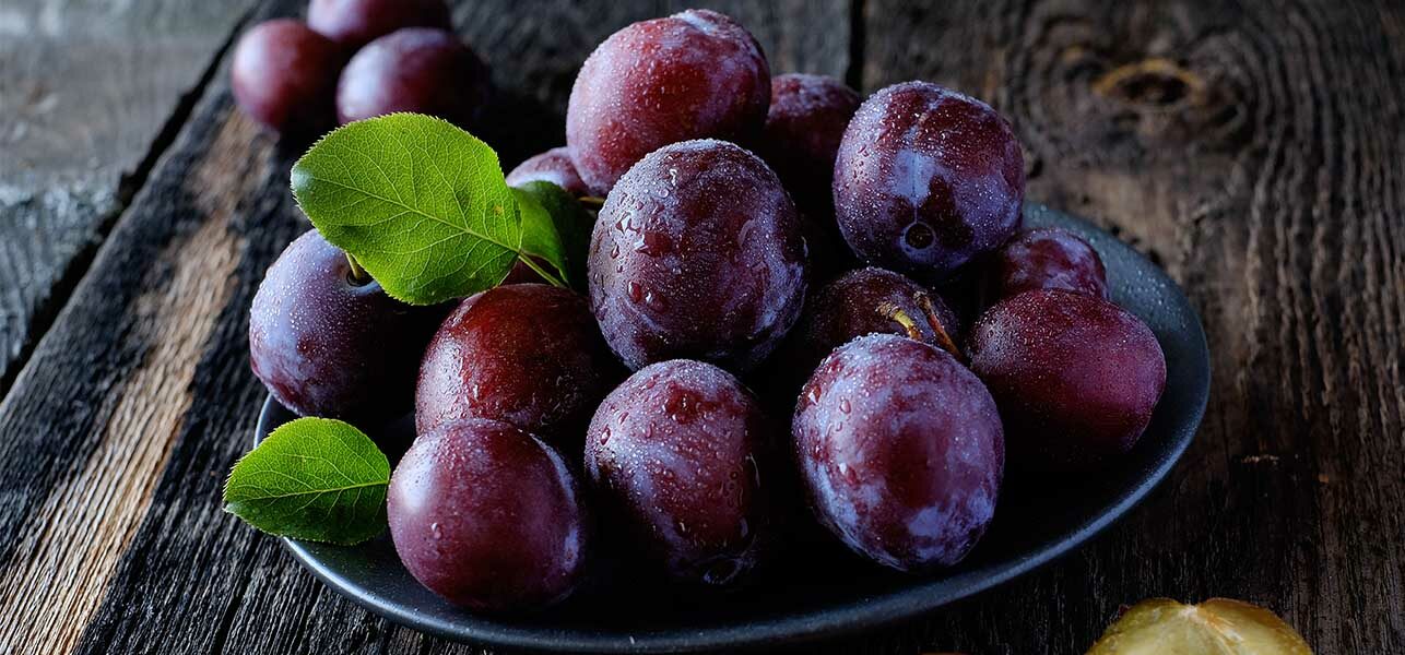 a plate of purple plums